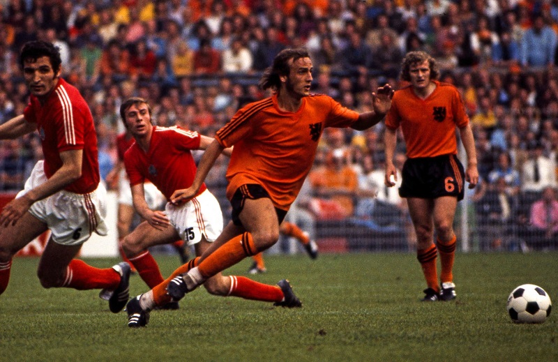Sự nghiệp của Neeskens Johan  bắt đầu vào năm 1968 tại một câu lạc bộ địa phương là RKH